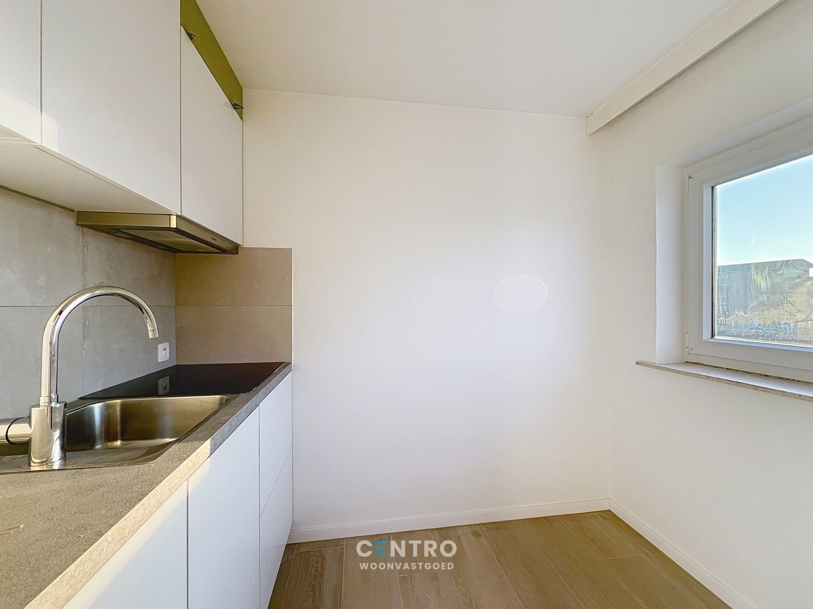 Volledig vernieuwde studio (± 40m²) met terras op tweede verdieping! foto 8