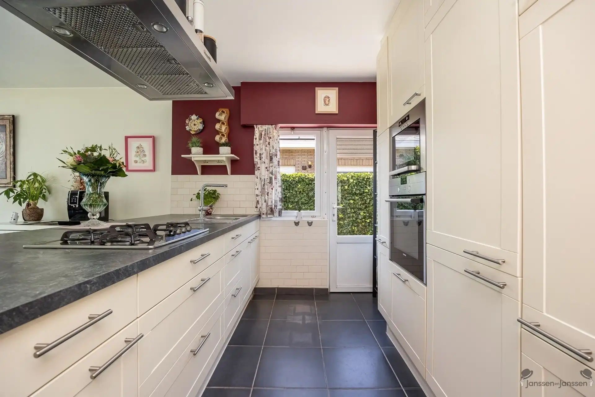 Ruime laagbouw woning met 4 slaapkamers, tuin en garage in hartje Brasschaat foto 7