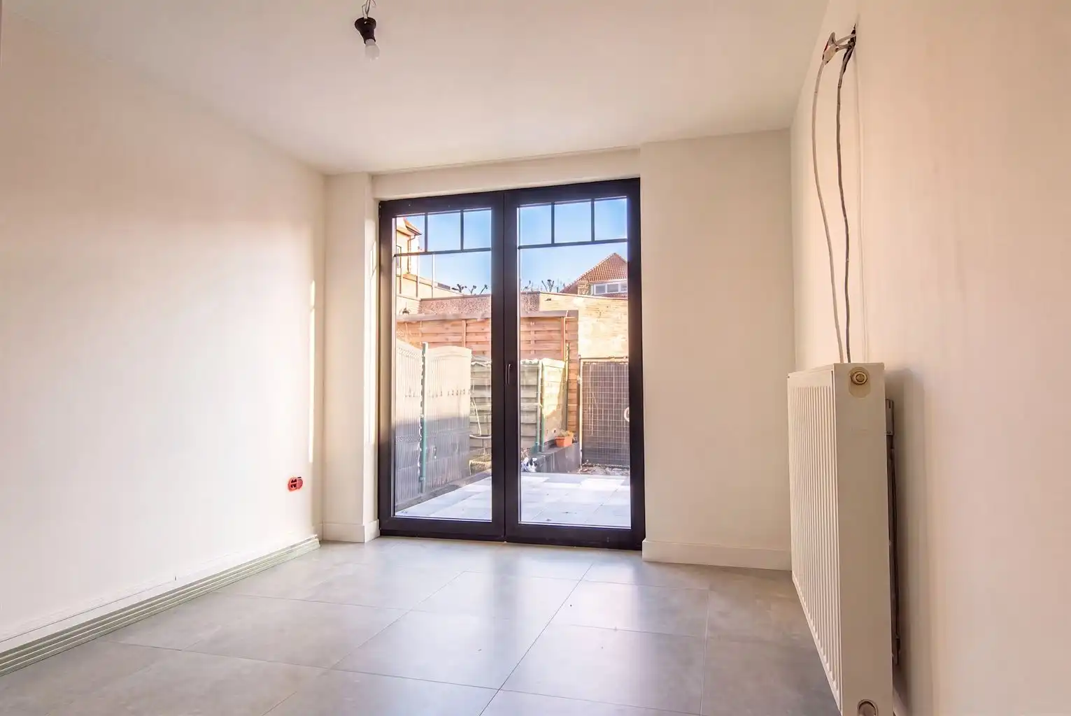 Instapklaar gelijkvloers appartement met 2 slaapkamers, koer en kelderberging, gelegen in het centrum van Maaseik. foto 6