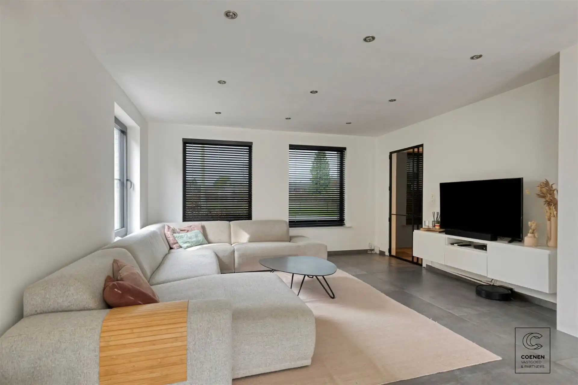 Instapklare woning met 5 slpks, tuin met zwembad te Oelegem! foto 3