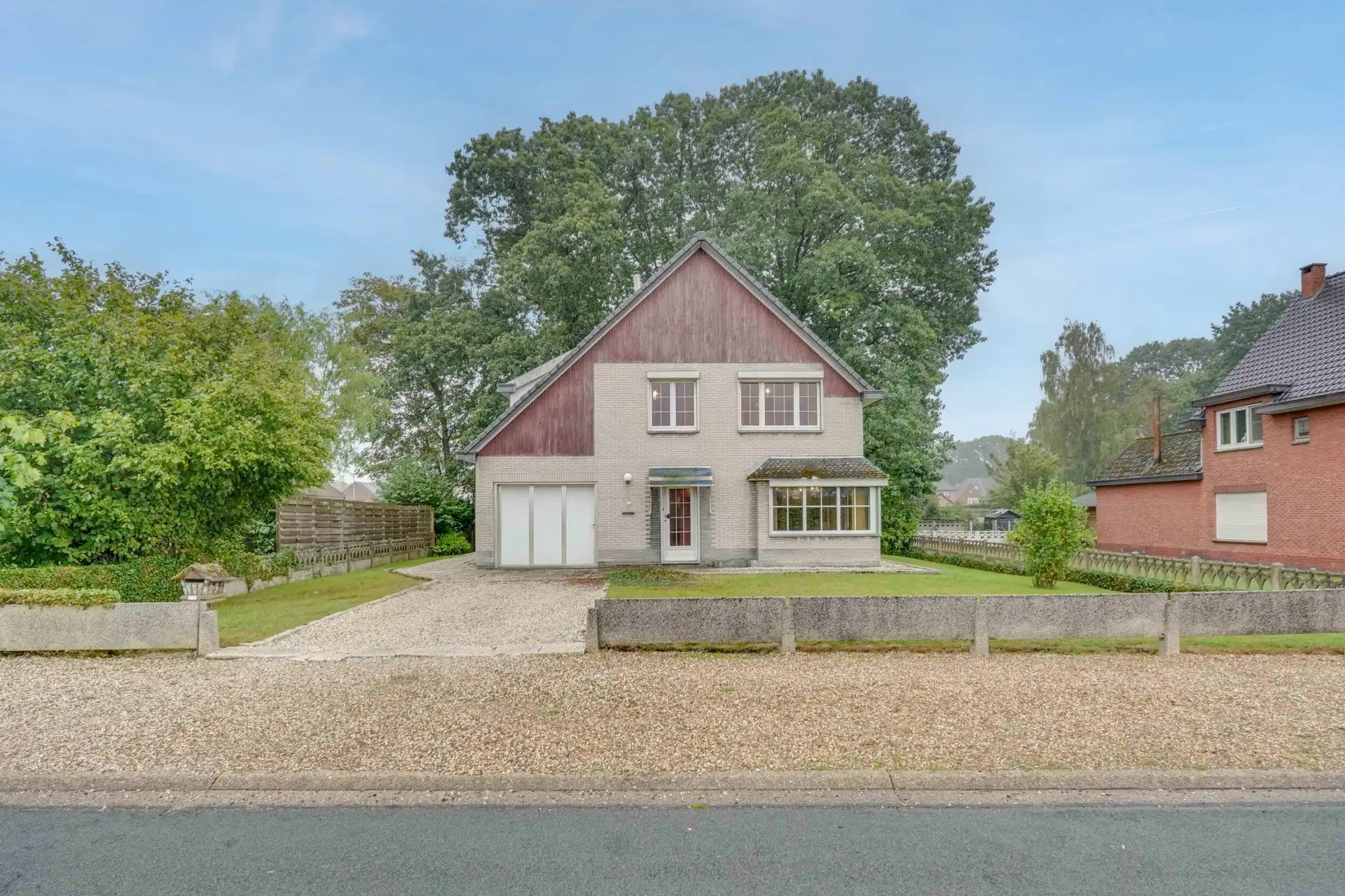 Hoofdfoto van de publicatie: DEGELIJKE WONING BOORDEVOL POTENTIEEL IN DOODLOPENDE STRAAT