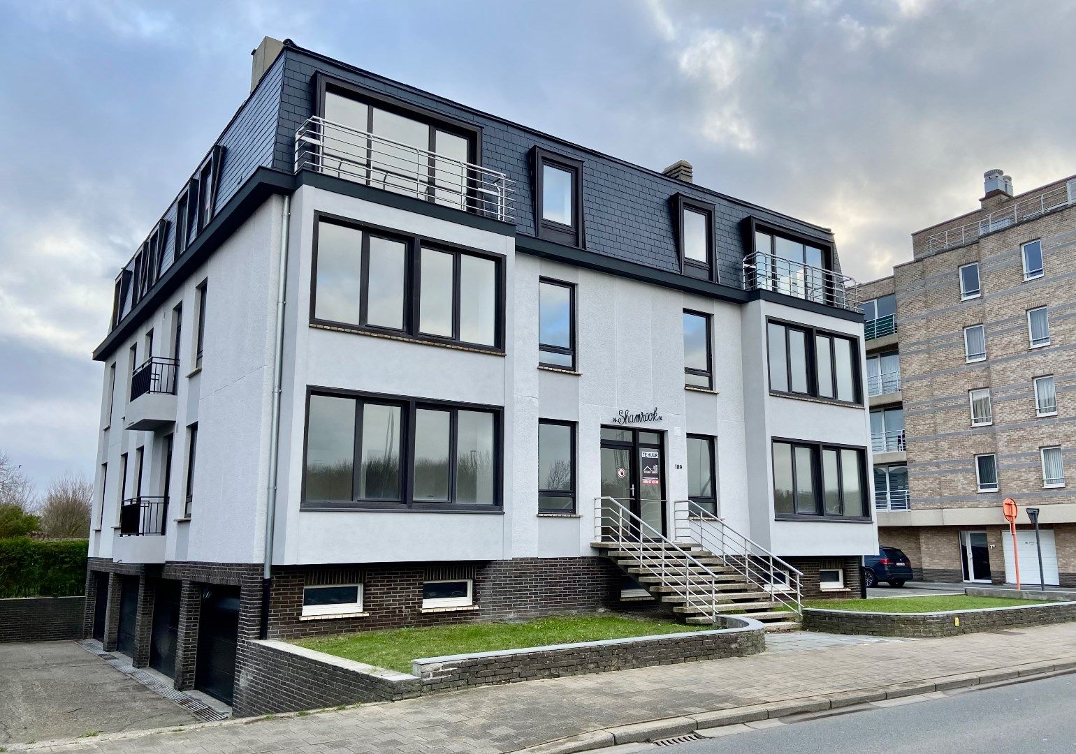 LICHTRIJK APPARTEMENT MET GARAGE PAL AAN BREDENSE DUINENGORDEL foto {{pictureIndex}}