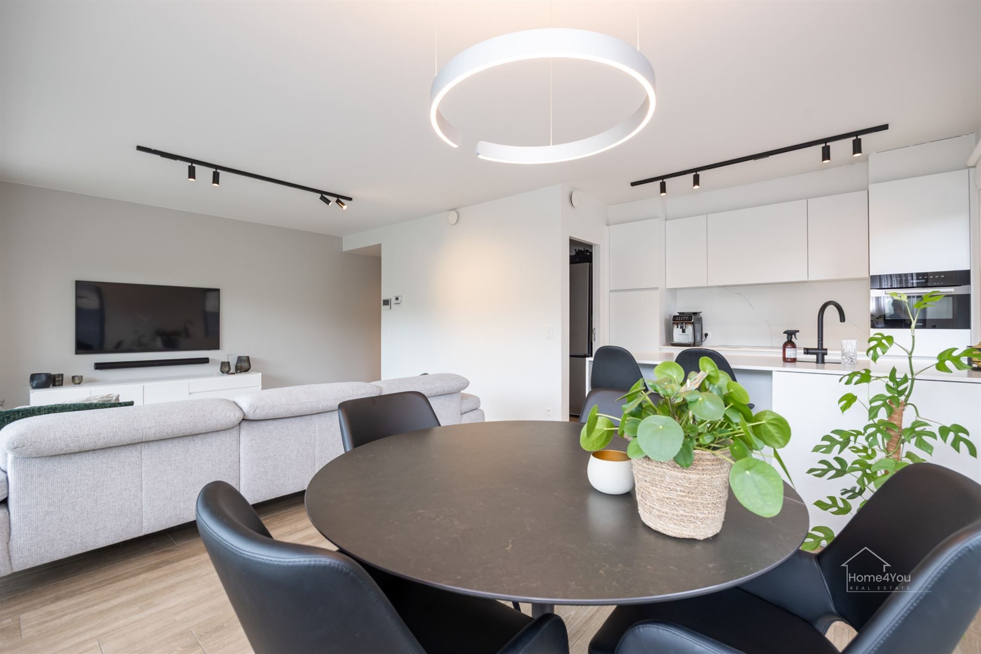 Hoogwaardig kwalitatief afgewerkt appartement met ruim terras en auto staanplaats foto 3