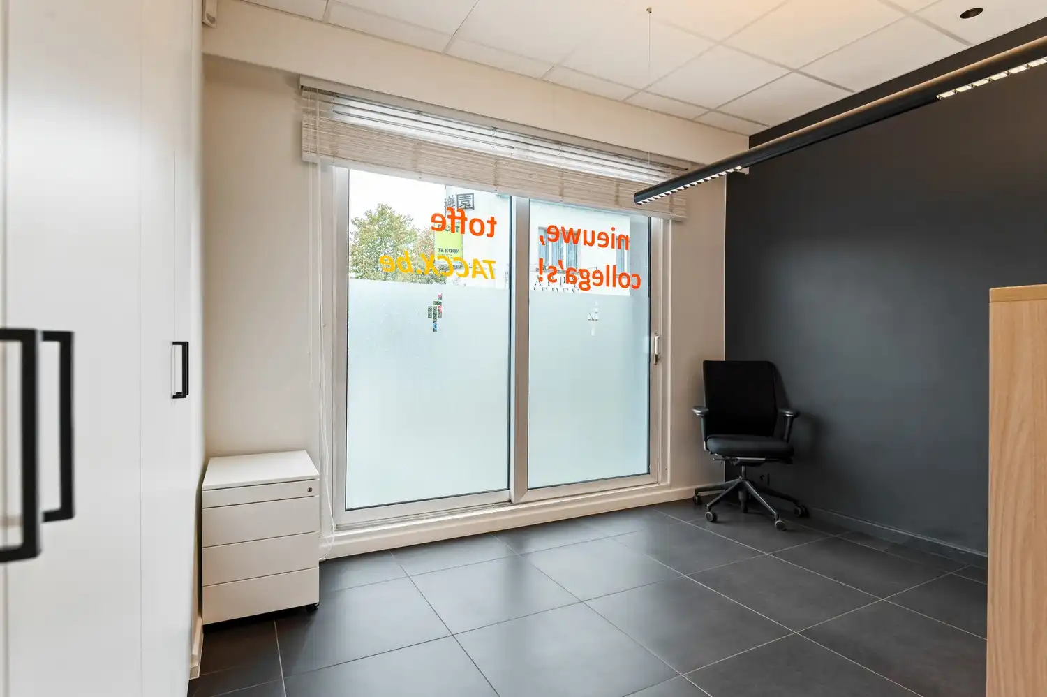 Ruim kantoorgebouw op een centrale locatie te koop in Wommelgem foto 6