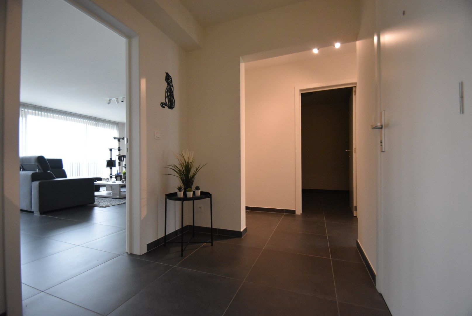 Knap ingericht  en ruim appartement met 2 slaapkamers en groot terras foto 5