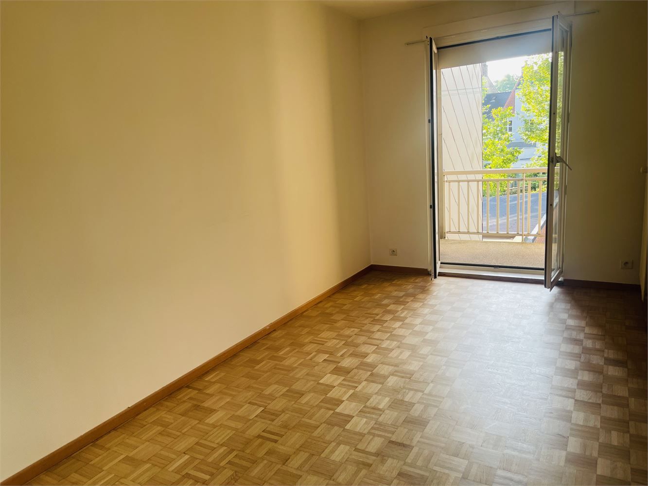 Sint-Andries,ruim zonnig vernieuwd energiezuinig appartement van 128 m2 , living van 47m2, 2 slaapkamers en open bureau foto 6