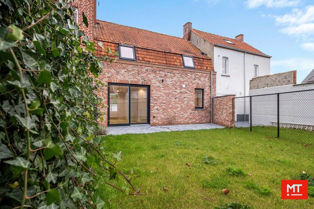 Gerenoveerde woning met 3 slaapkamers en tuin in Ledegem foto {{pictureIndex}}