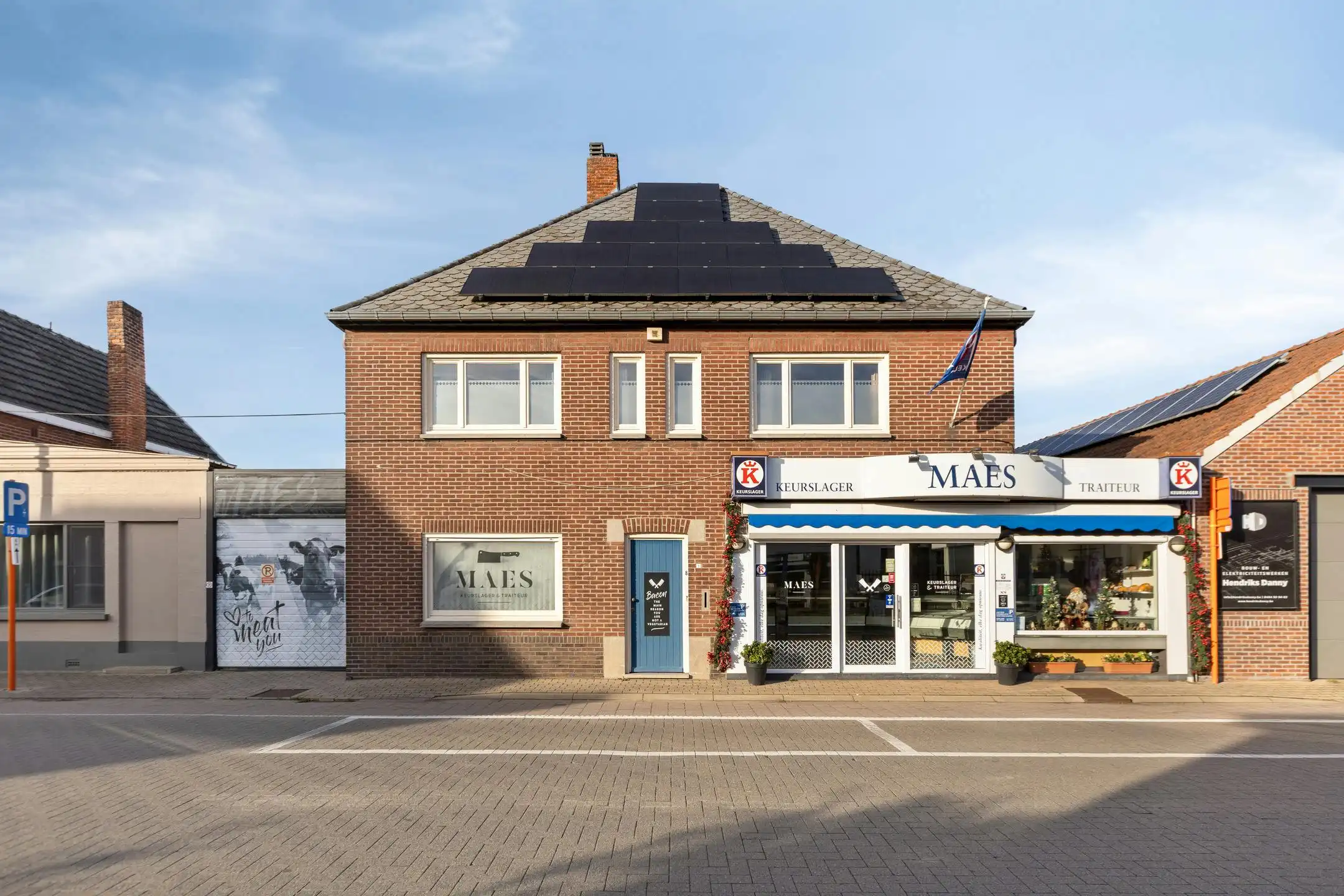 Zeer goed onderhouden handelshuis met handelsruimte en magazijn in centrum Overpelt te koop foto {{pictureIndex}}