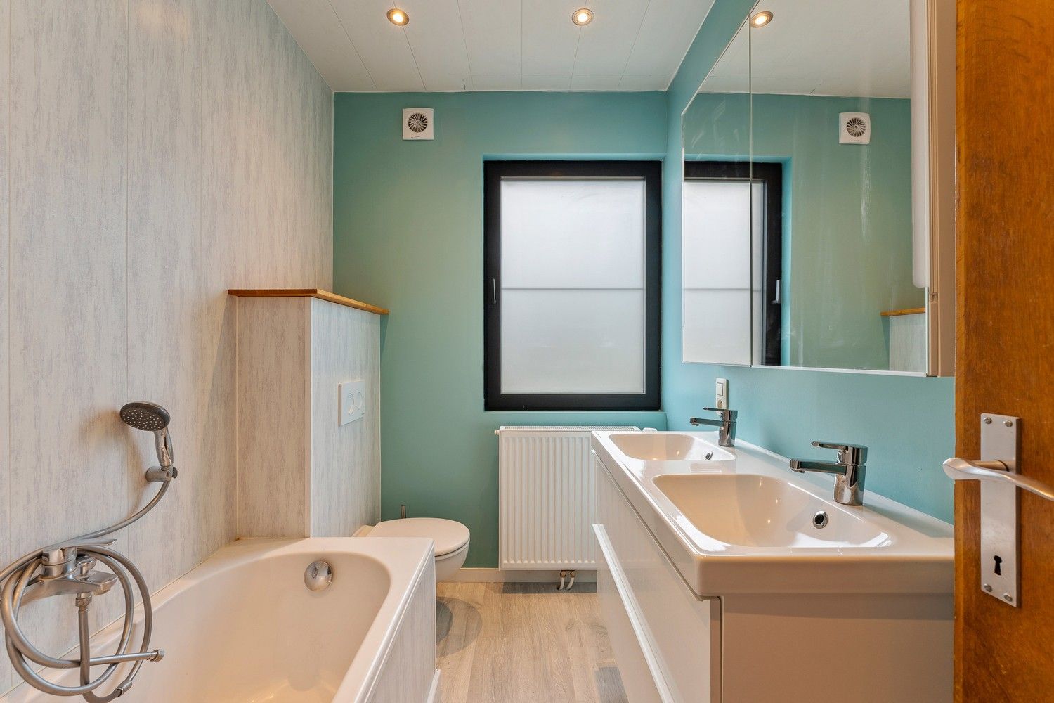 Deels gerenoveerde woning met 5 slpkrs en grote omheinde tuin foto 13