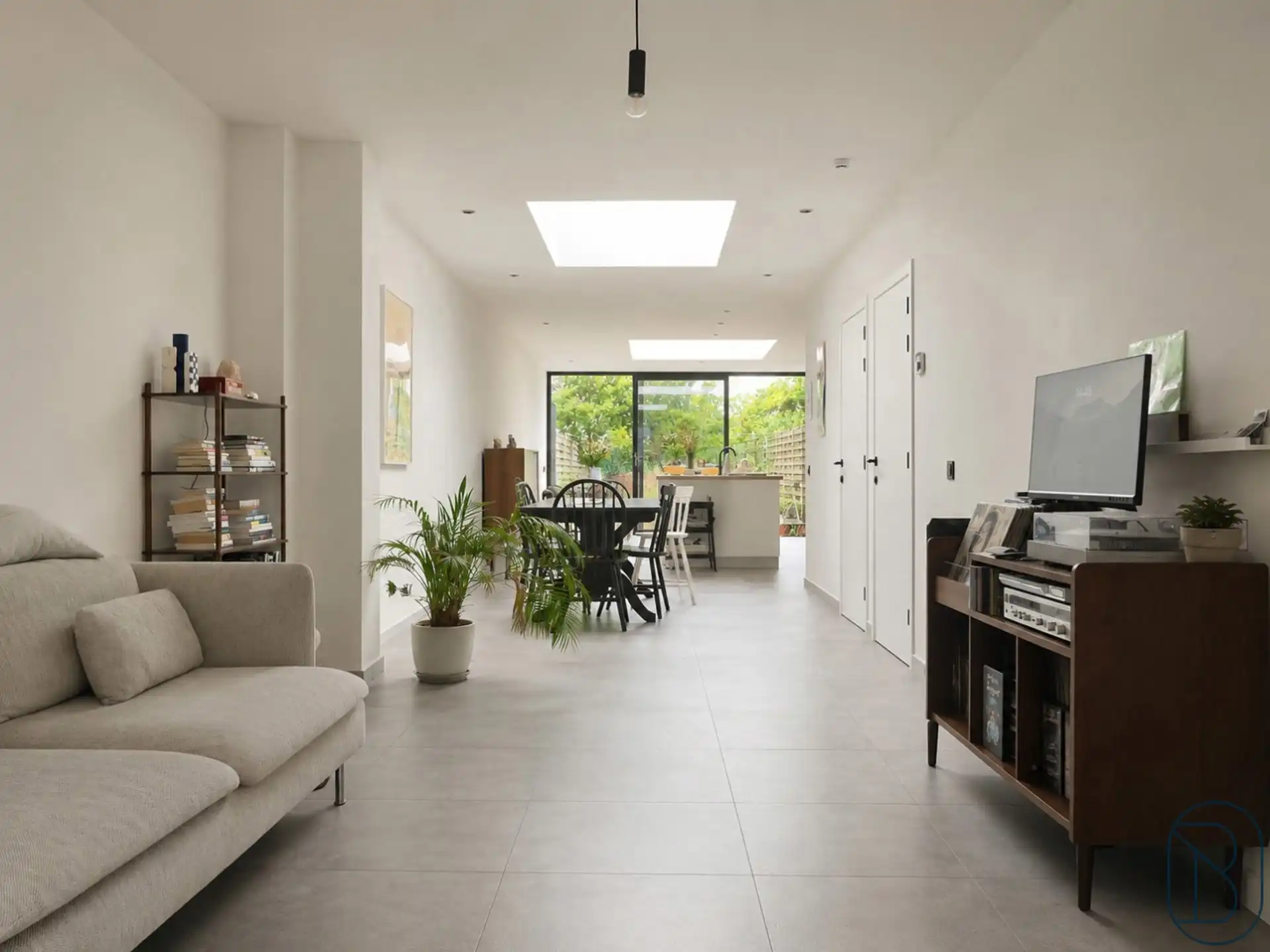 Volledig gerenoveerde woning met 3slpk, tuin en uitweg! foto 5