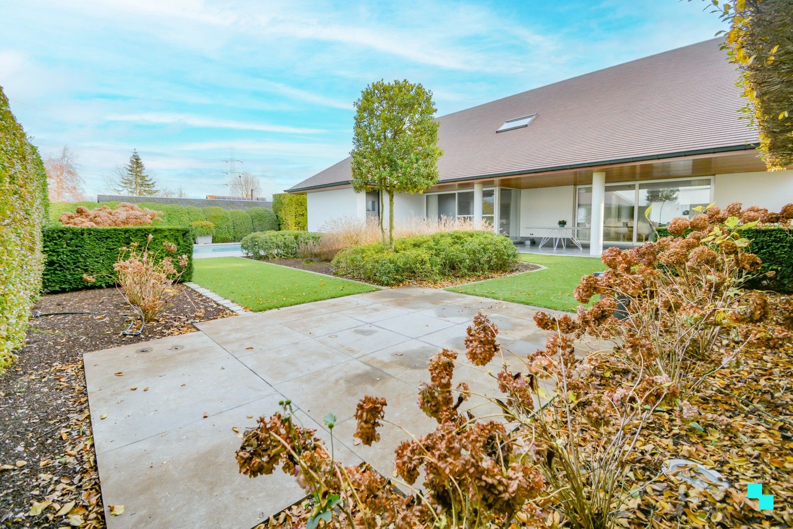 Moderne villa met zwembad en bedrijfsgebouw te Lendelede foto 10