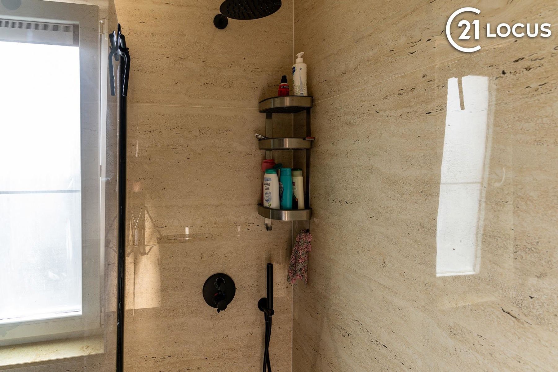 Instapklare en ruime woning in het hart van Kruibeke foto 18