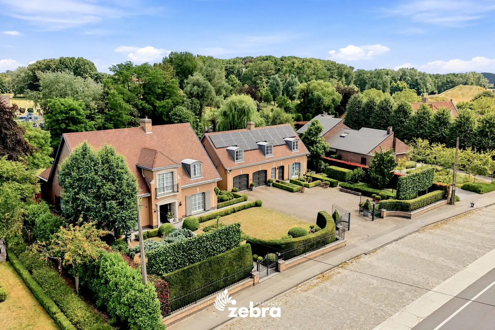 Exclusieve villa op een perceel van bijna 3.000 m² in Meulebeke! foto {{pictureIndex}}