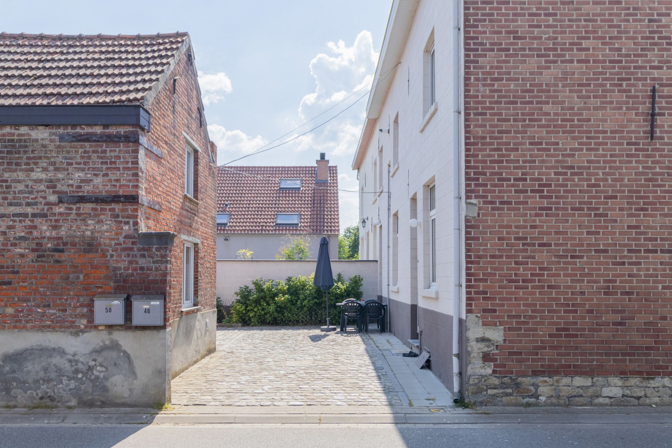 Gerenoveerde 2-gevelwoning met tuintje foto 3