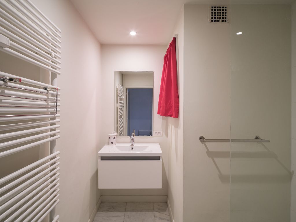 Lichtrijk appartement met 2 volwaardige slaapkamers, inpandig terras en gemeenschappelijke tuin, in een residentiële straat nabij het station Gent-Sint-Pieters. foto 14