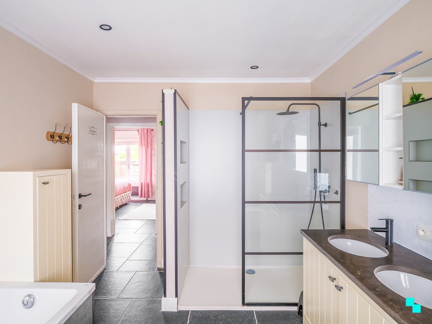 Ruime woning nabij de Makegemse bossen foto 15
