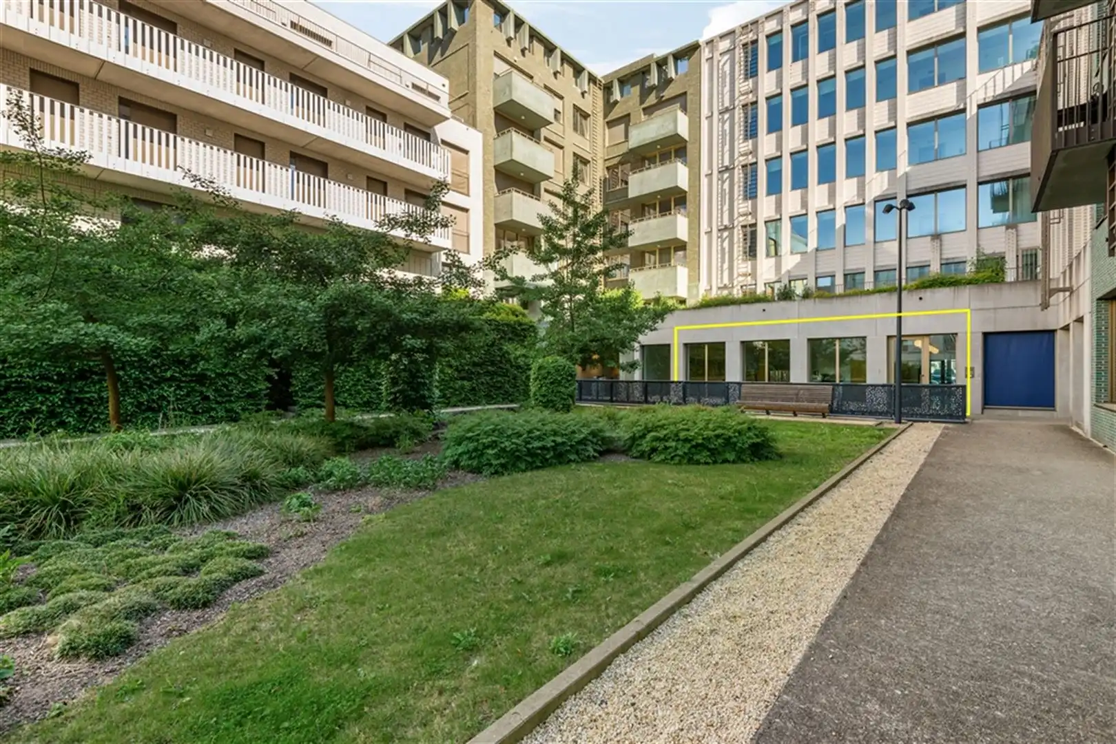 Gelijkvloerse kantoorruimte te koop in de India Natie foto 15