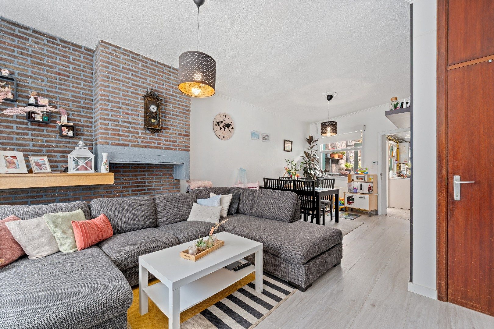 Op te frissen rijwoning met tuin foto 2