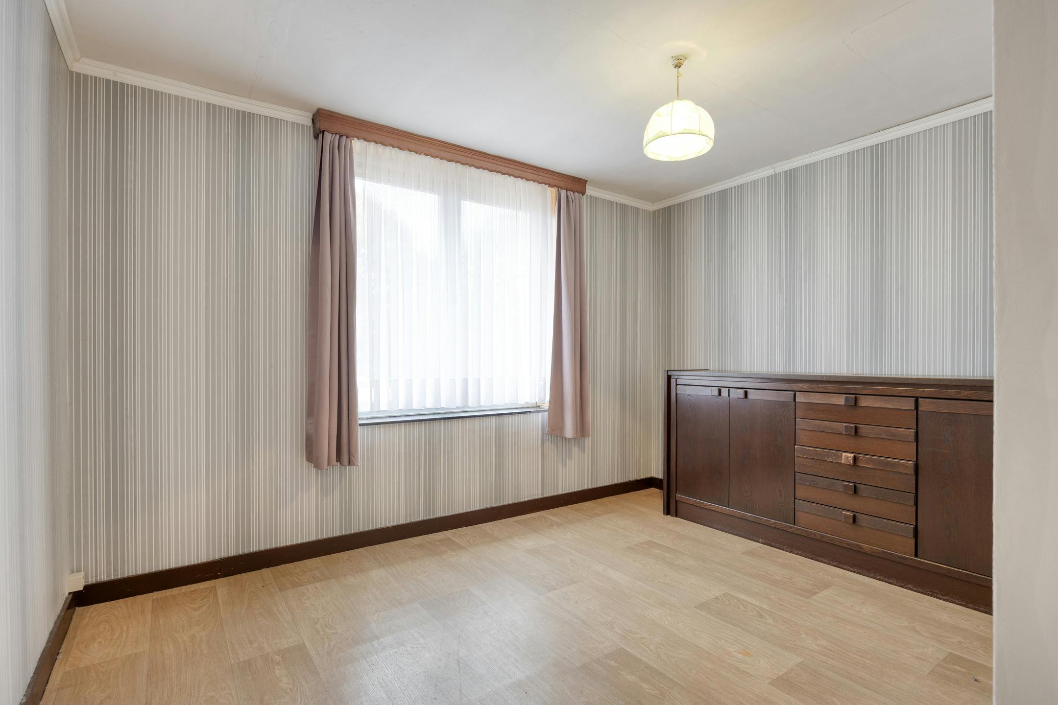 Te renoveren woning met zonnige tuin in Genk foto 13