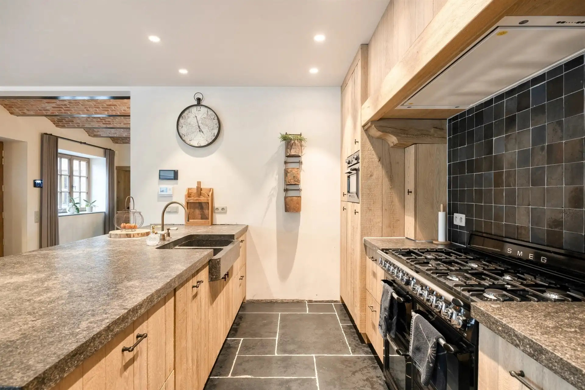 Volledige gerenoveerde woning met loods foto 9