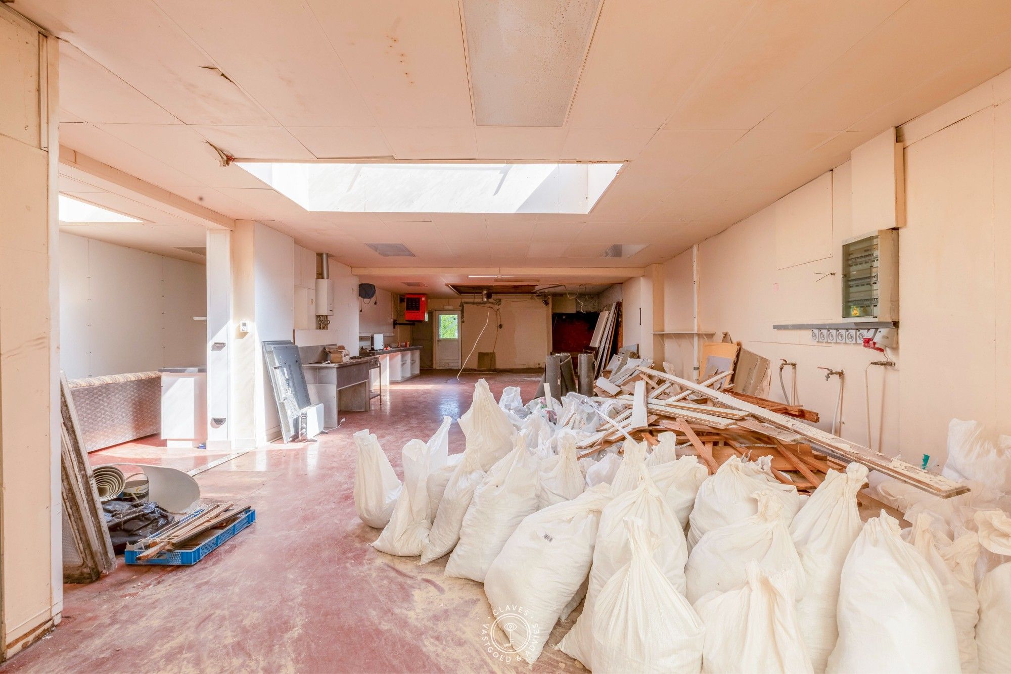 Enorm ruim handelshuis met magazijn op een groot perceel en garages achteraan. foto 10
