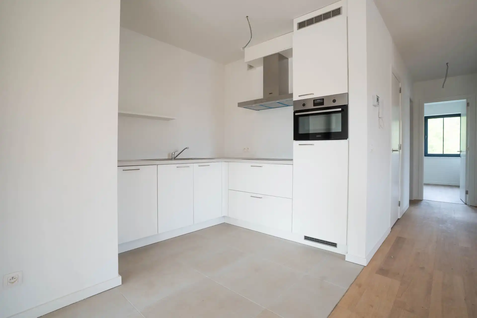 Modern appartement met twee slaapkamers en ruim terras. foto 3