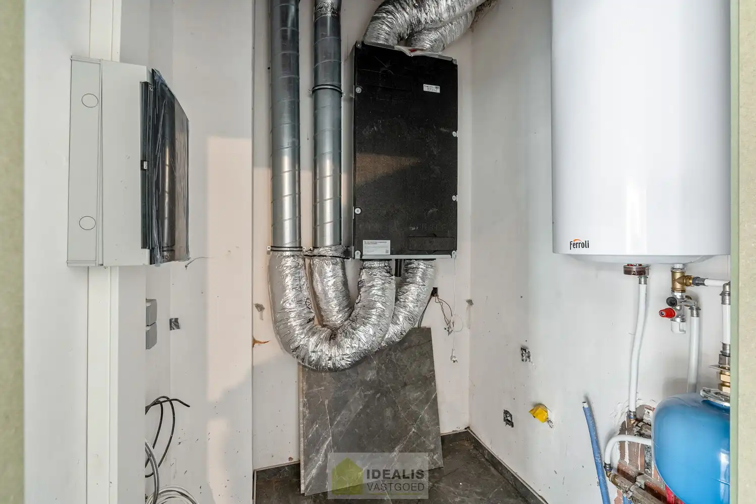 IDEALIS VASTGOED - HANDELSRUIMTE MET TAL VAN MOGELIJKHEDEN OP EEN TOPLOCATIE NABIJ HET CENTRUM VAN HEPPEN (LEOPOLDSBURG)! Dit handelspand van +- 90m² is gelegen langs de Diestersteenweg waardoor het een toplocatie is om handel te drijven met parkeergelegenheid achter het pand. Gemakkelijk te bereiken te voet, per auto én openbaar vervoer en gelegen op een absolute zichtlocatie langs een drukke doorgansweg en nog volledig naar eigen smaak af te werken en in te richten! foto 14