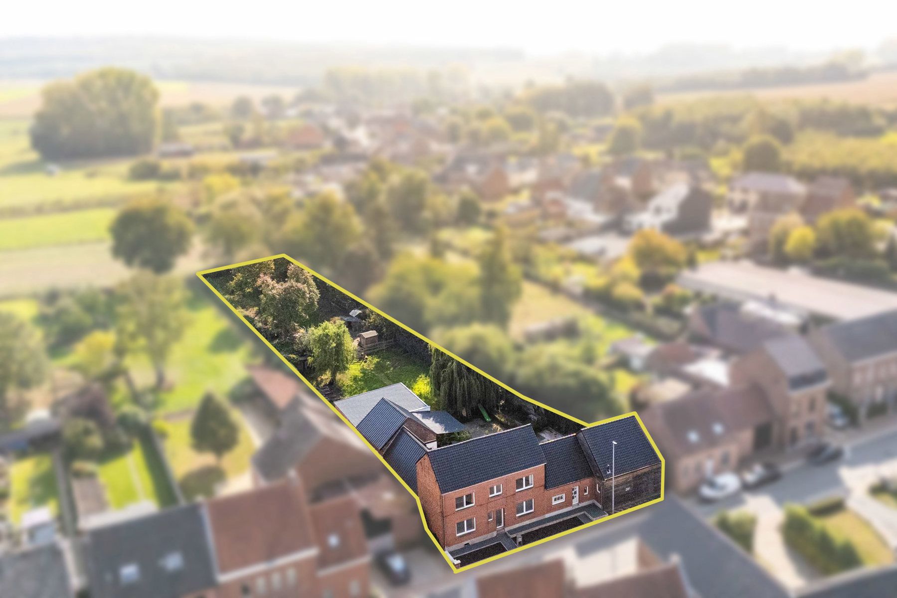 Hoofdfoto van de publicatie: Veelzijdige (dubbele) woning met loods op ruim perceel