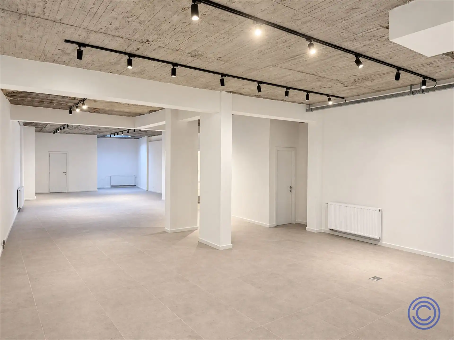 Ruim gerenoveerd handelspand van ca. 180 m² op toplocatie aan de Mechelsesteenweg! foto 2