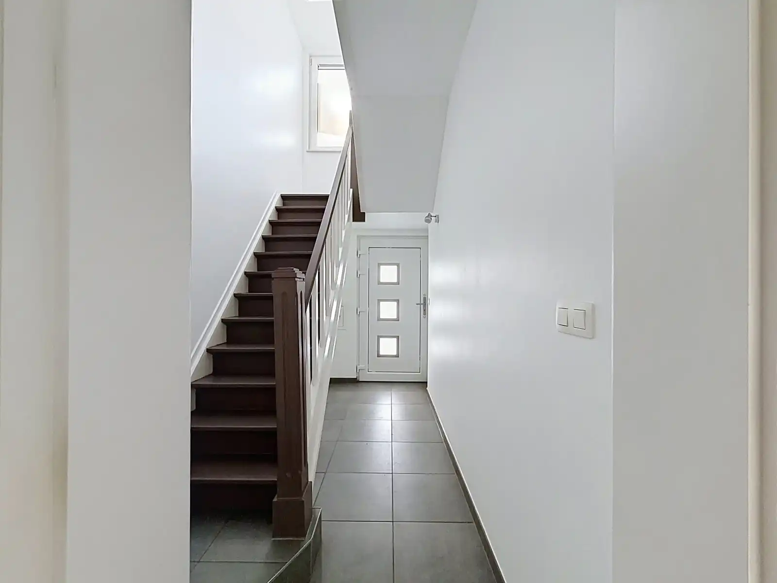 Instapklare gezinswoning met 4 SLPK, 3 Badkamers én Tuin! foto 2