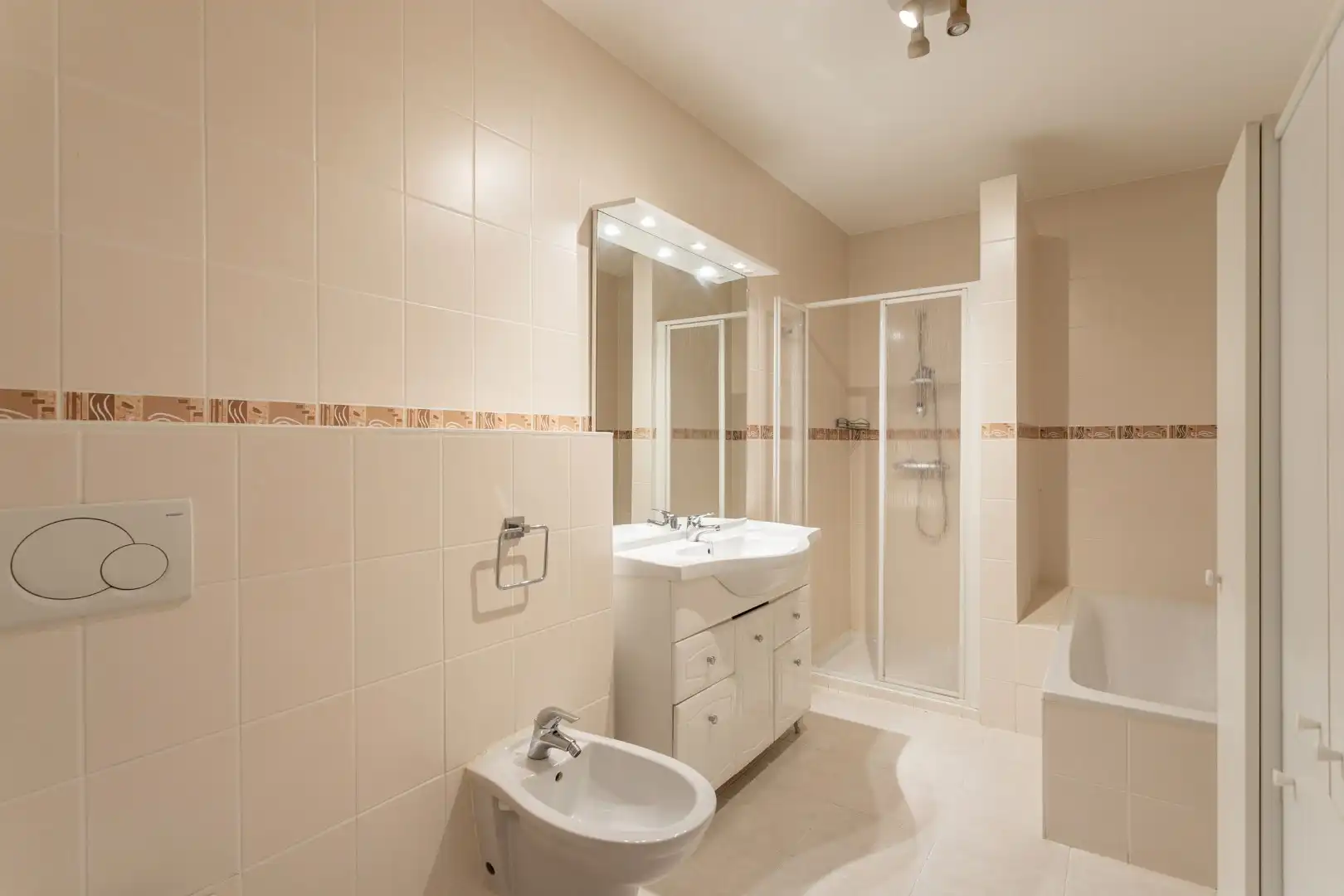Appartement met 2 slpk, ruim terras en kelder foto 11