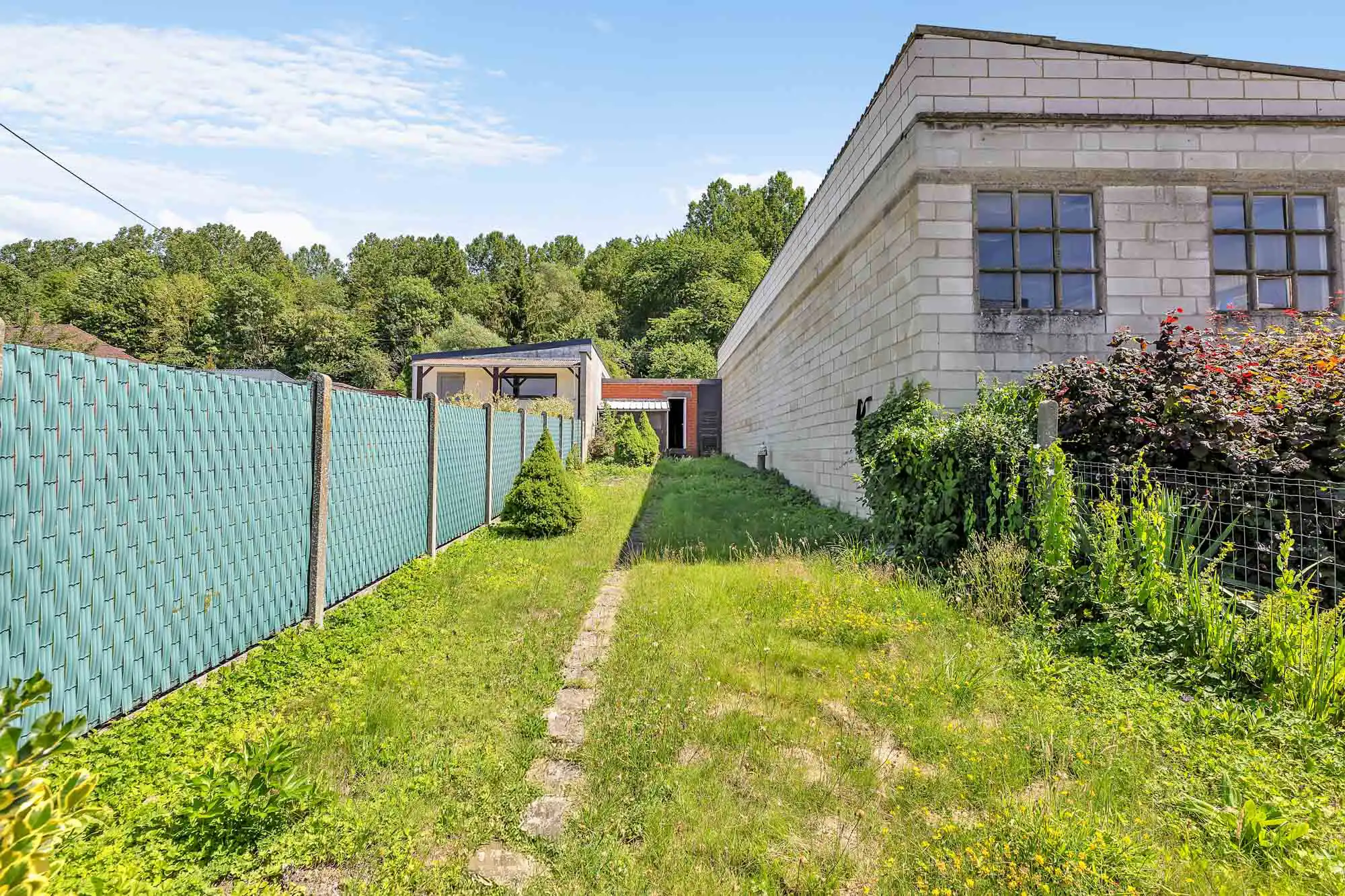 Te renoveren woning met garage en tuin foto 16
