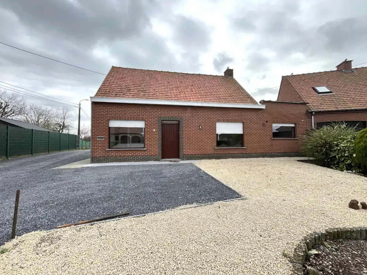 Zonnebeke – Volledig gerenoveerde woning met tuin foto {{pictureIndex}}