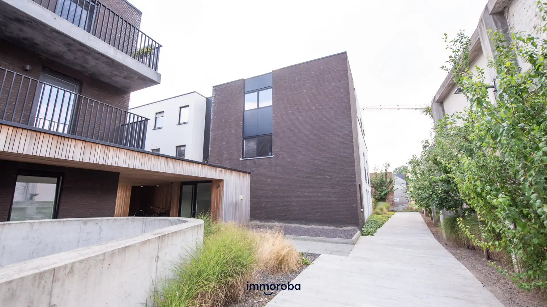 Recent instapklaar gelijkvloers appartement te huur in Deerlijk foto {{pictureIndex}}
