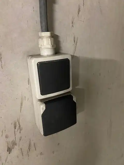 Ruime gesloten garagebox foto 6