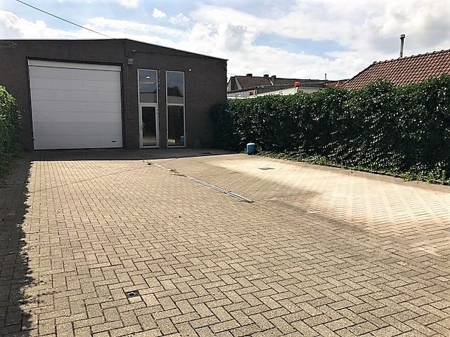 INSTAPKLAAR MULTIFUNCTIONEEL MAGAZIJN MET RUIME PARKING OP EEN TERREIN VAN 314 m² foto 2