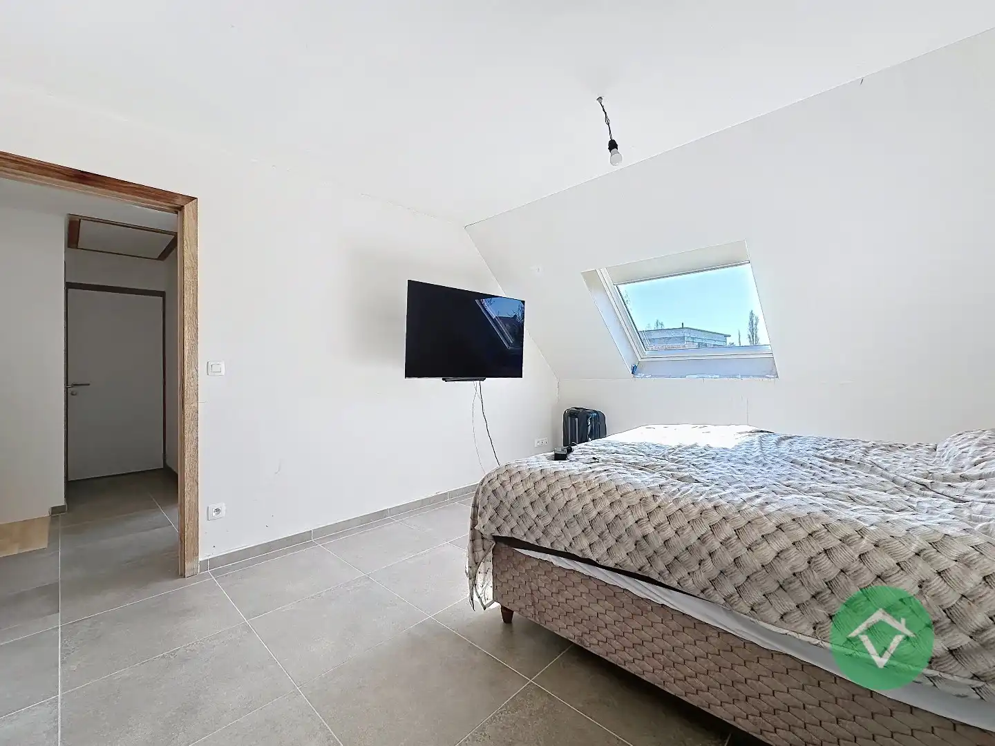 Moderne nieuwbouw tussenwoning met drie slaapkamers en garage in Moere foto 14