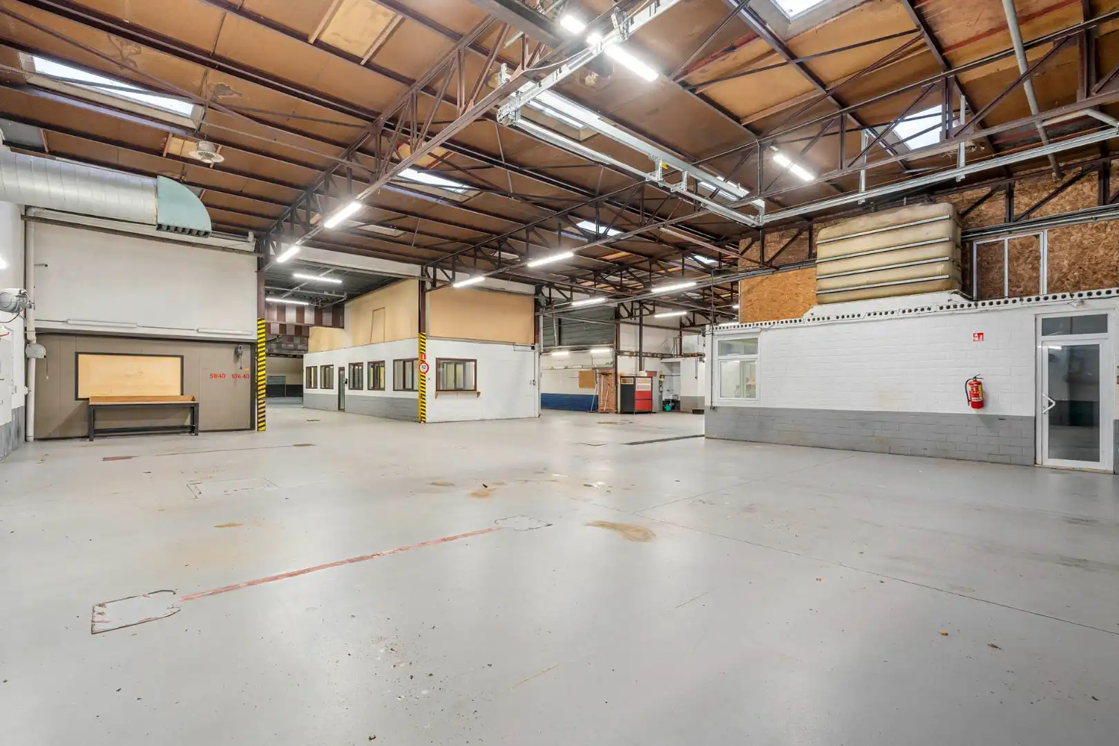 Bedrijfsgebouw met kantoren, magazijnen en woonst - groot 2580 m² foto 16