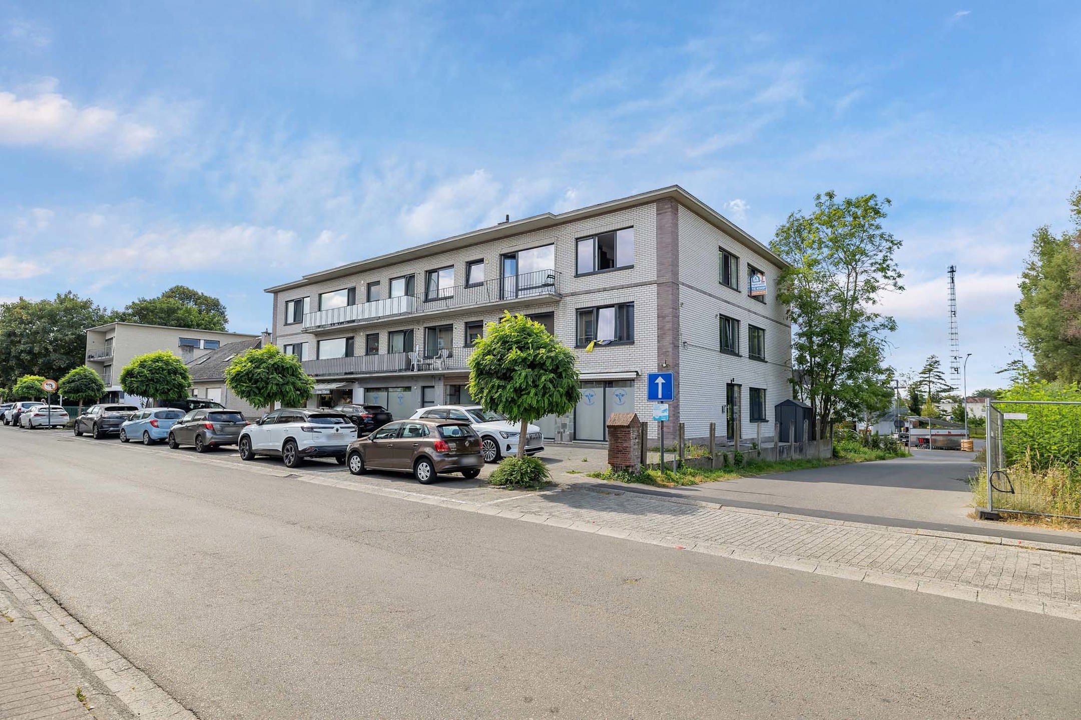 Hoofdfoto van de publicatie: Instapklaar appartement met 3 slpk te centrum Liedekerke 