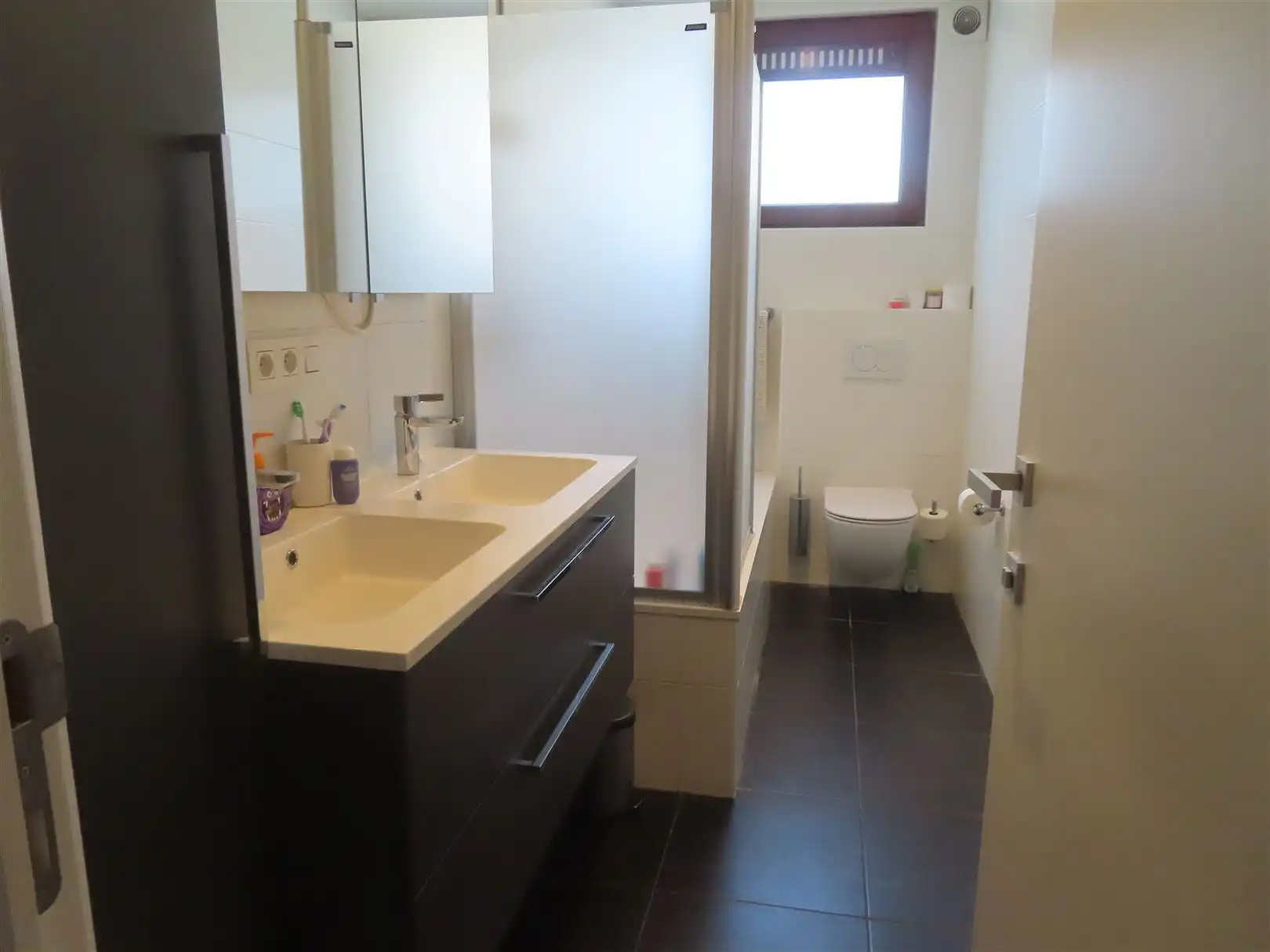 Gemeubeld 3 slaapkamerappartement met parking! foto 14