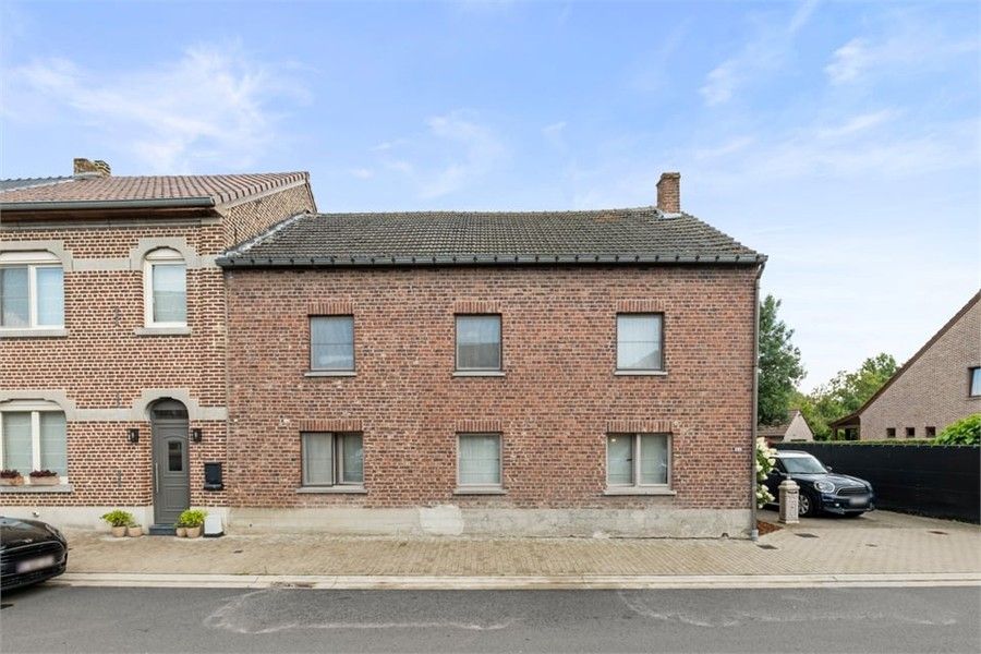 CHARMANTE GEZINSWONING OP EEN RUIM PERCEEL IN BUVINGEN foto {{pictureIndex}}