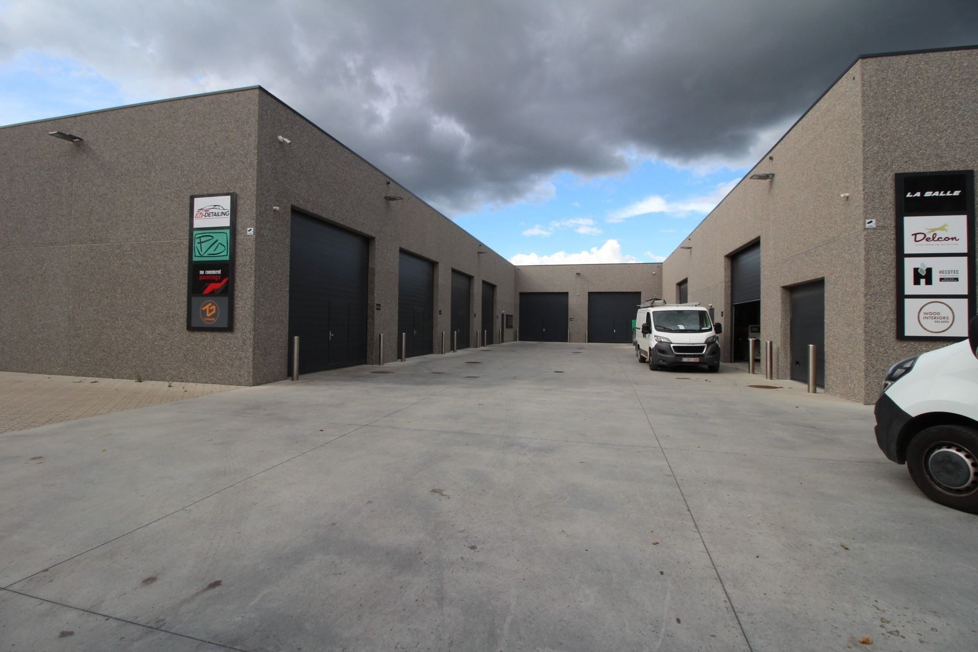 Unit, nieuwbouw, te huur voor opslag of productie. foto {{pictureIndex}}