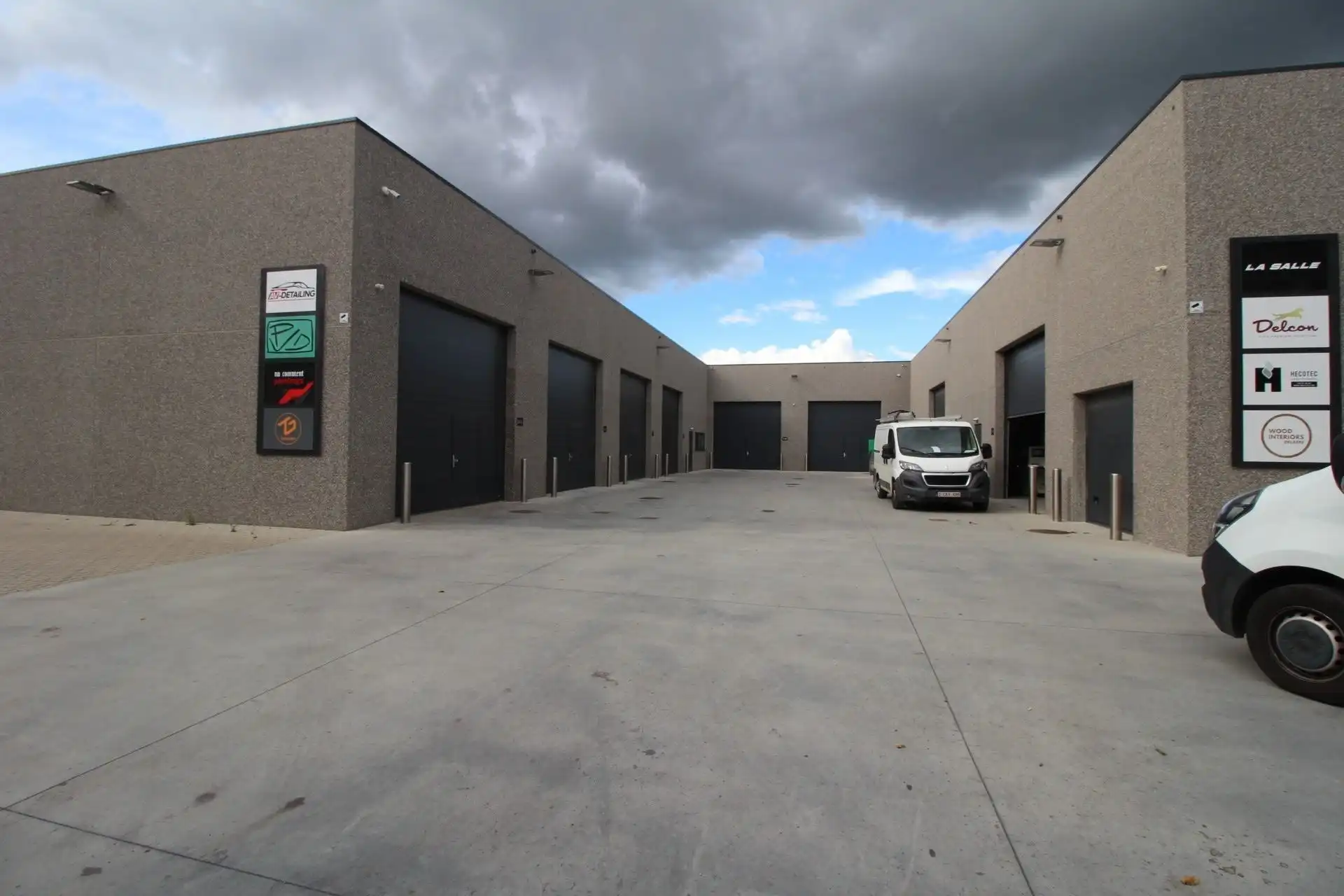 Unit, nieuwbouw, te huur voor opslag of productie. foto {{pictureIndex}}