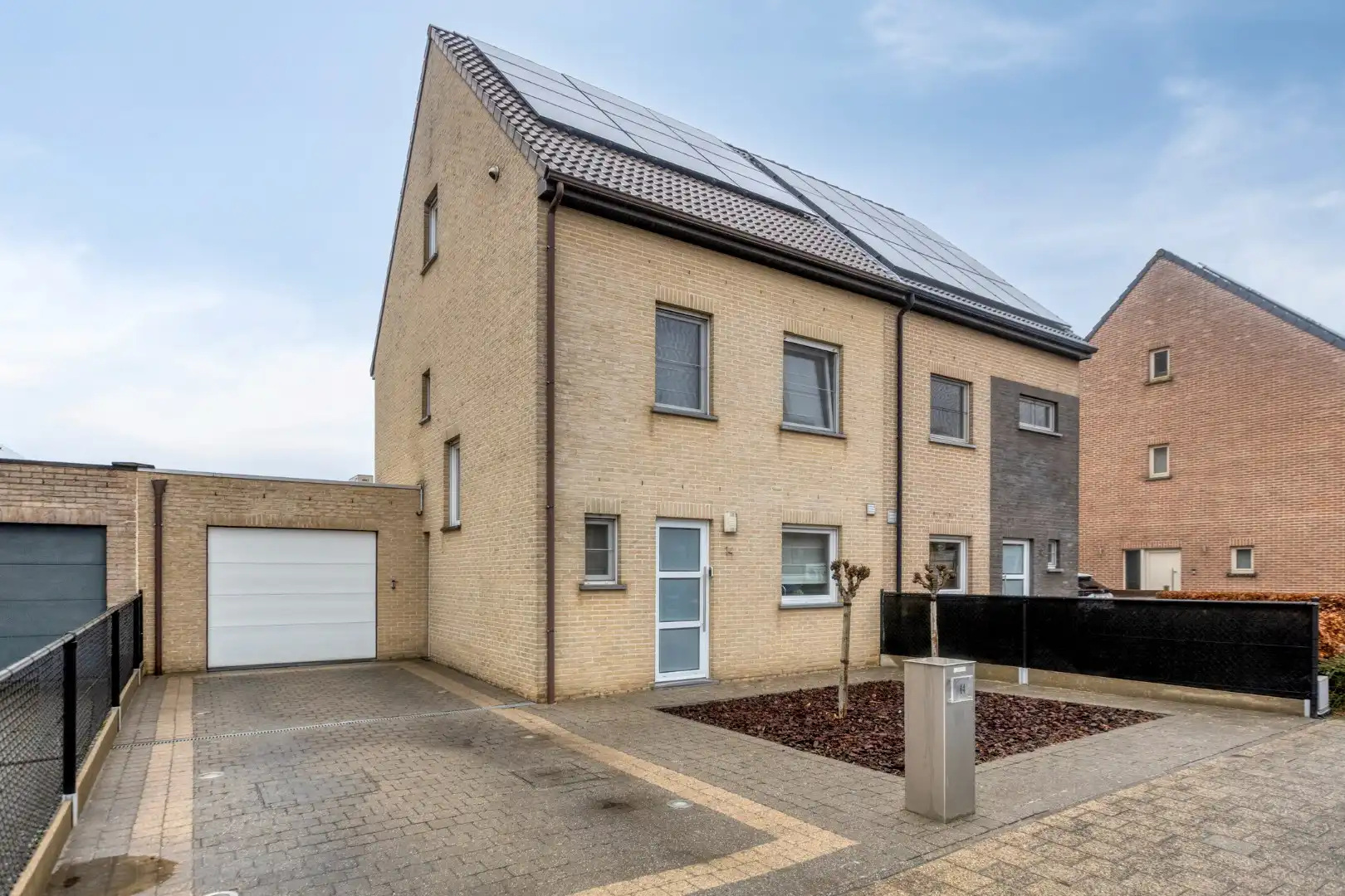 Luxueus afgewerkte woning met 3 slaapkamers foto {{pictureIndex}}