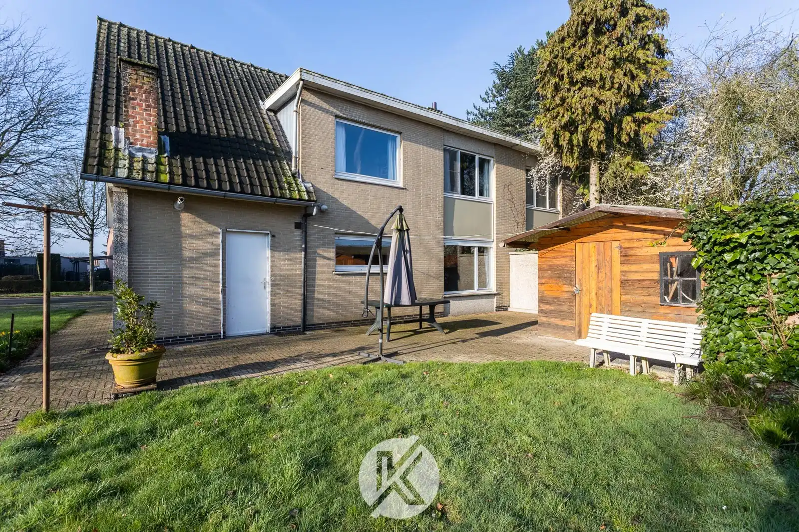 Woning in rustige wijk met renovatiepotentieel foto 22