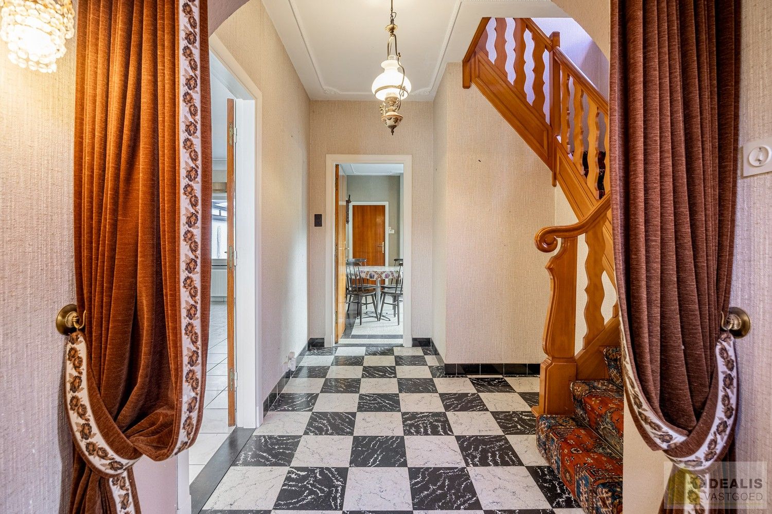 IDEALIS VASTGOED - Aangename karakterwoning op fijne locatie te Pelt. Deze woning omvat maar liefst +-143m² netto bewoonbare oppervlakte op een perceel van 4a 53ca met een ruime woonkamer, maar liefst 3 slaapkamers, badkamer, wasplaats, veranda en garage vlakbij de dorpskern van Boseind! Uiterst geschikt voor kandidaten op zoek naar een betaalbare woning op te frissen naar eigen wens. foto 9