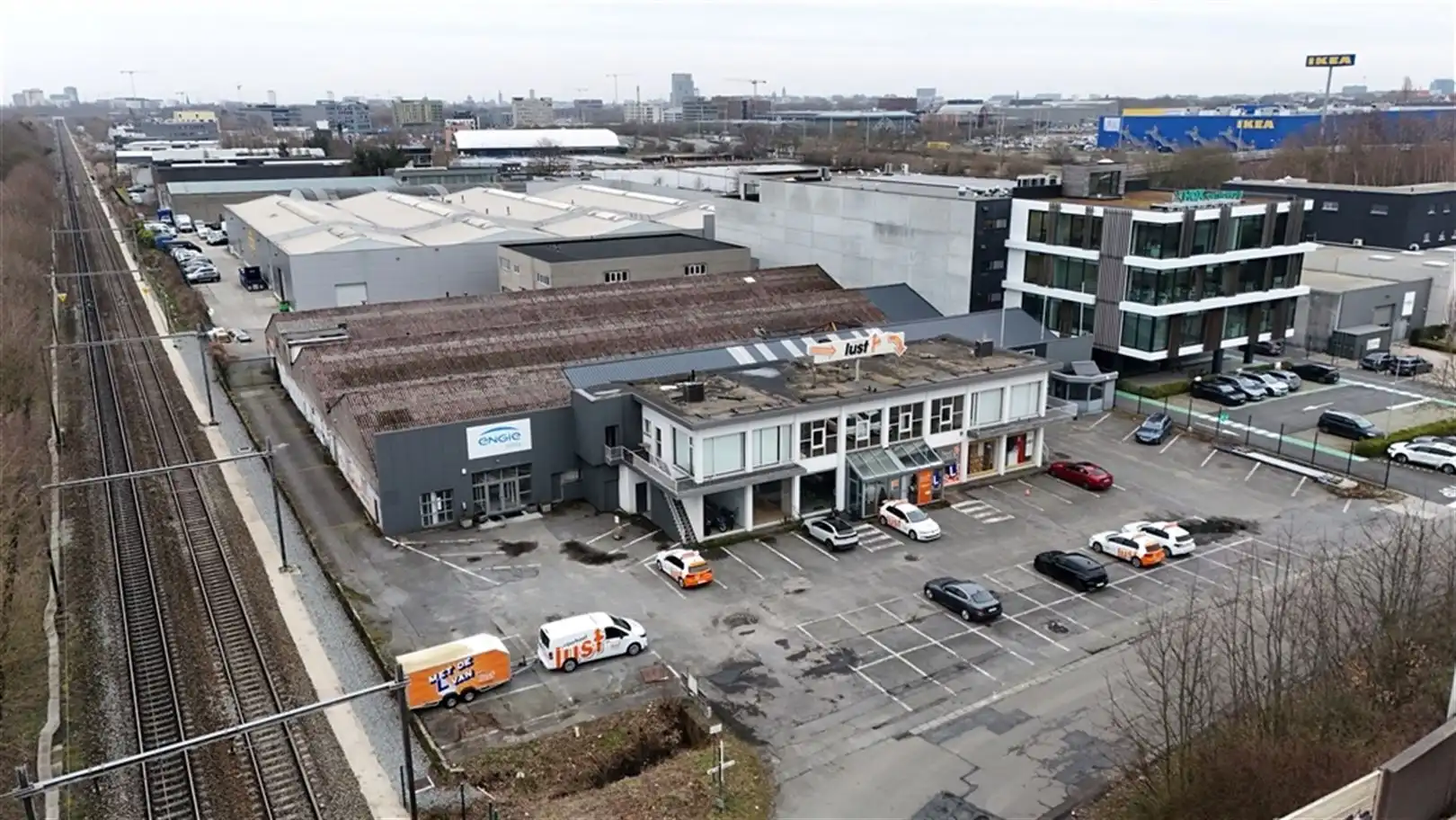 Te Koop Industriegrond met magazijn en kantoren foto 3