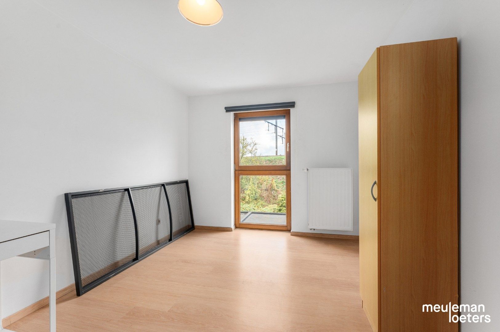 Eigentijdse halfopen woning met carport en tuin foto 10