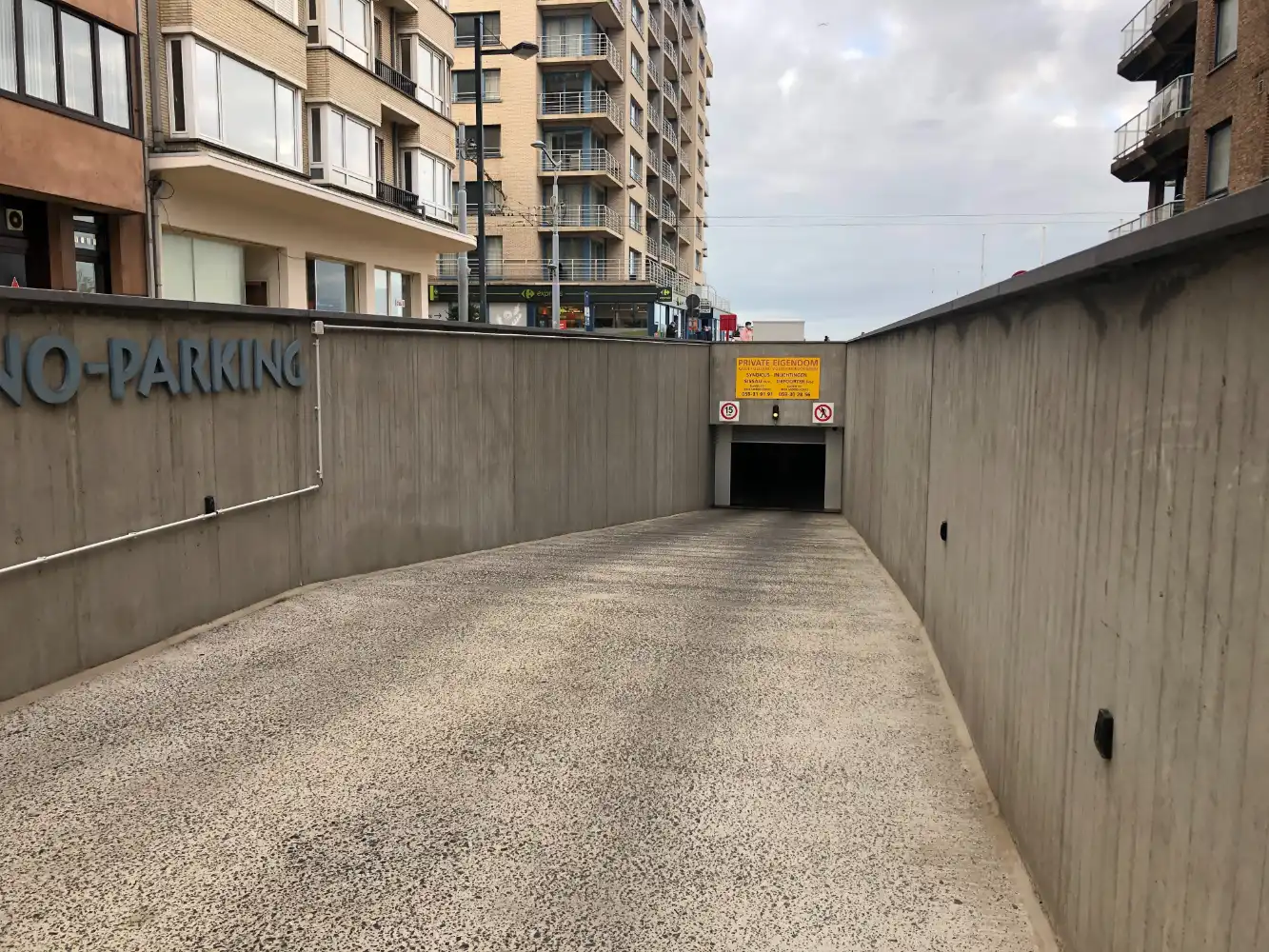 Gesloten garagebox aan de Zeedijk foto 3