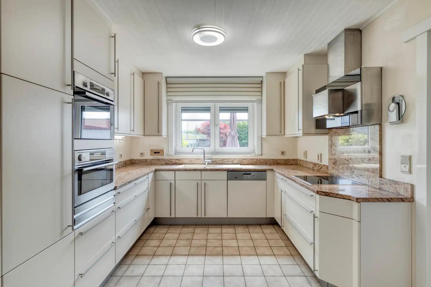 OPTIE Rustig gelegen woning met 2 garages foto 6